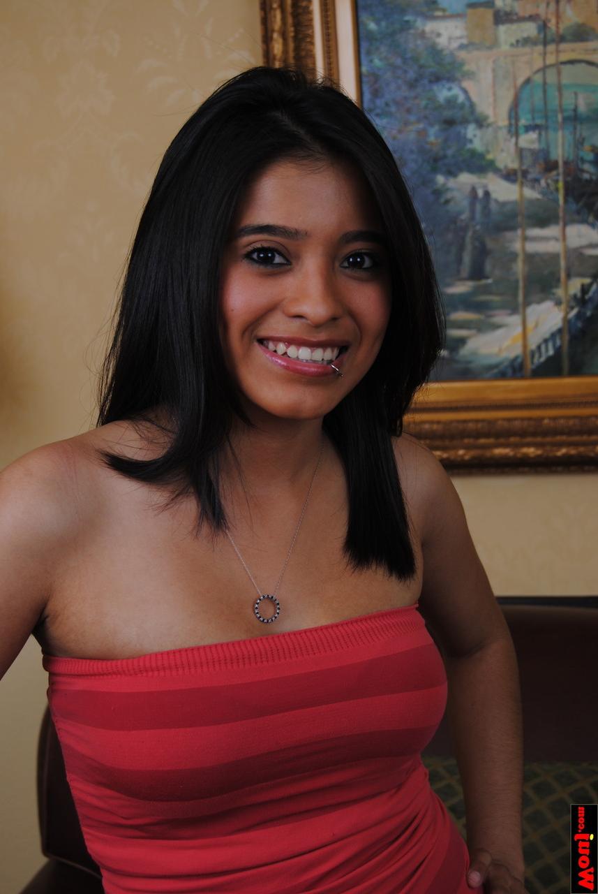 15P Smiley brunette babe posing in her provocative outfit in a solo