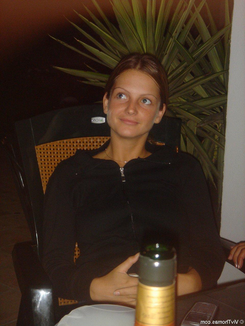 20P Die süßen lesbischen Freundinnen Bridgett A und Liz Honey küssen sich gegenseitig die Muschi