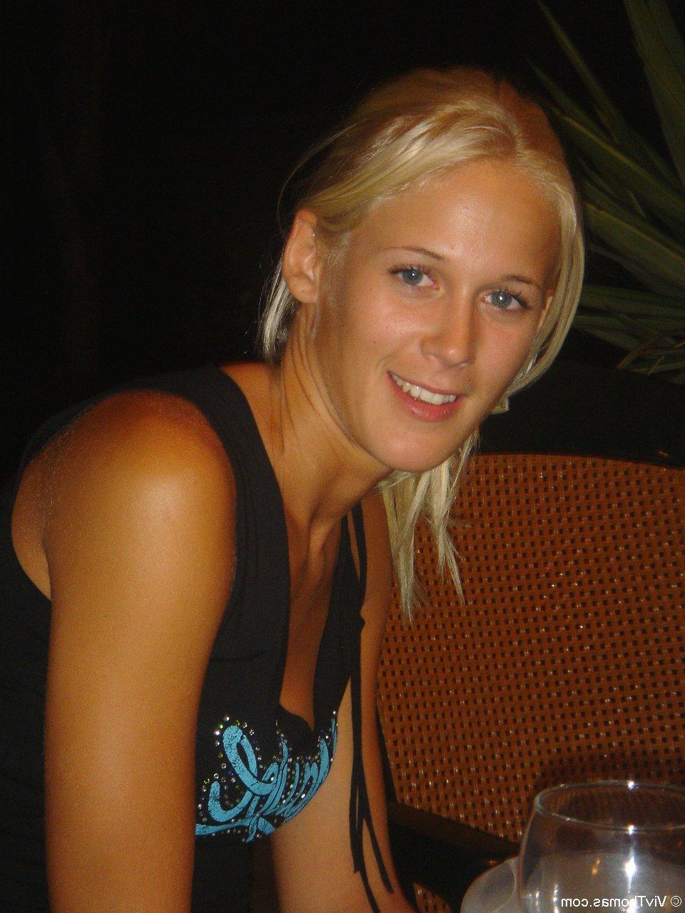 20P Die süßen lesbischen Freundinnen Bridgett A und Liz Honey küssen sich gegenseitig die Muschi