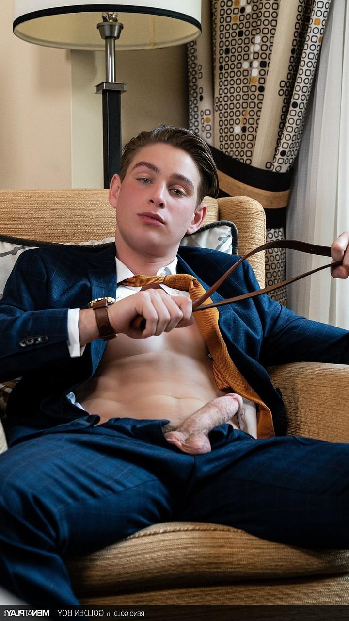 20P A morena gay rica Reno Gold tira e se masturba na cadeira