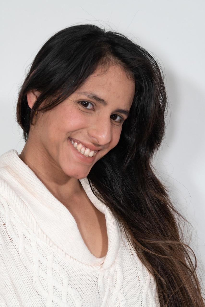 16P Garota solo amadora Pamela dedo espalha seu arbusto molhado depois de ficar nua