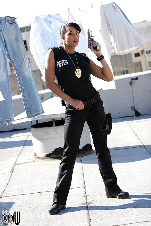 20P La superbe agente du FBI Exotica révèle ses énormes seins et son cul rond.