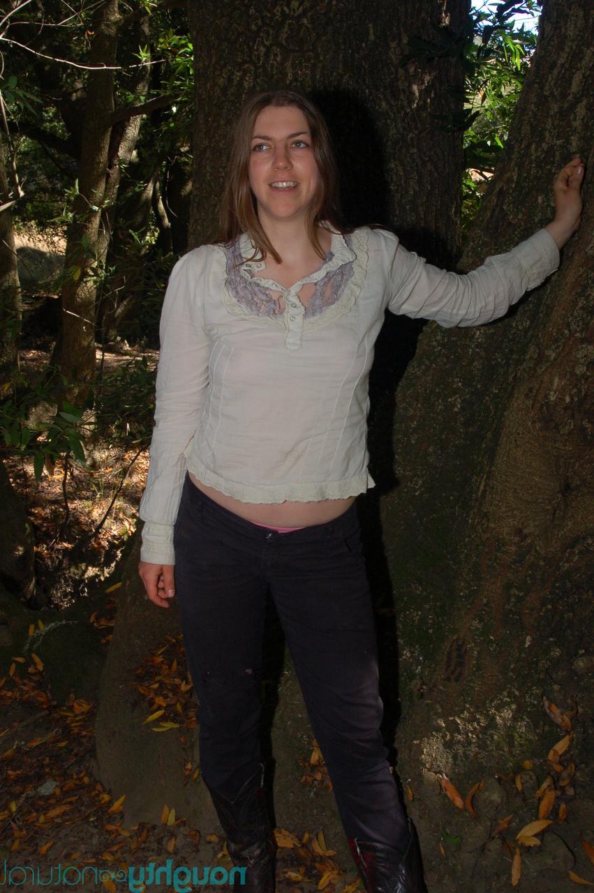 20P A morena amadora Sylvie mostra sua bunda vermelha e buceta peluda na floresta