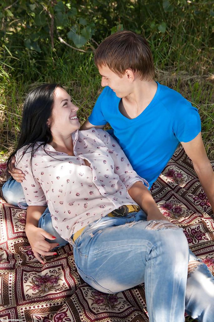 16P Die 18-jährige brünette Freundin Viki A gibt im Wald einen Blowjob