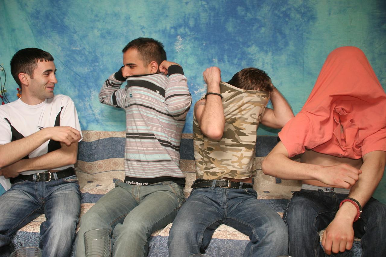 20P Garotos gays amadores excitados se envolvem em ação de sexo em grupo amador no sofá