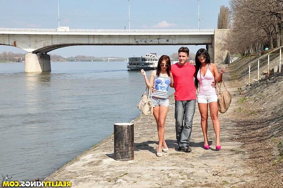 12P Une brune sur la plage se joint à une orgie estivale chaude et se fait crémer le cul chaud.