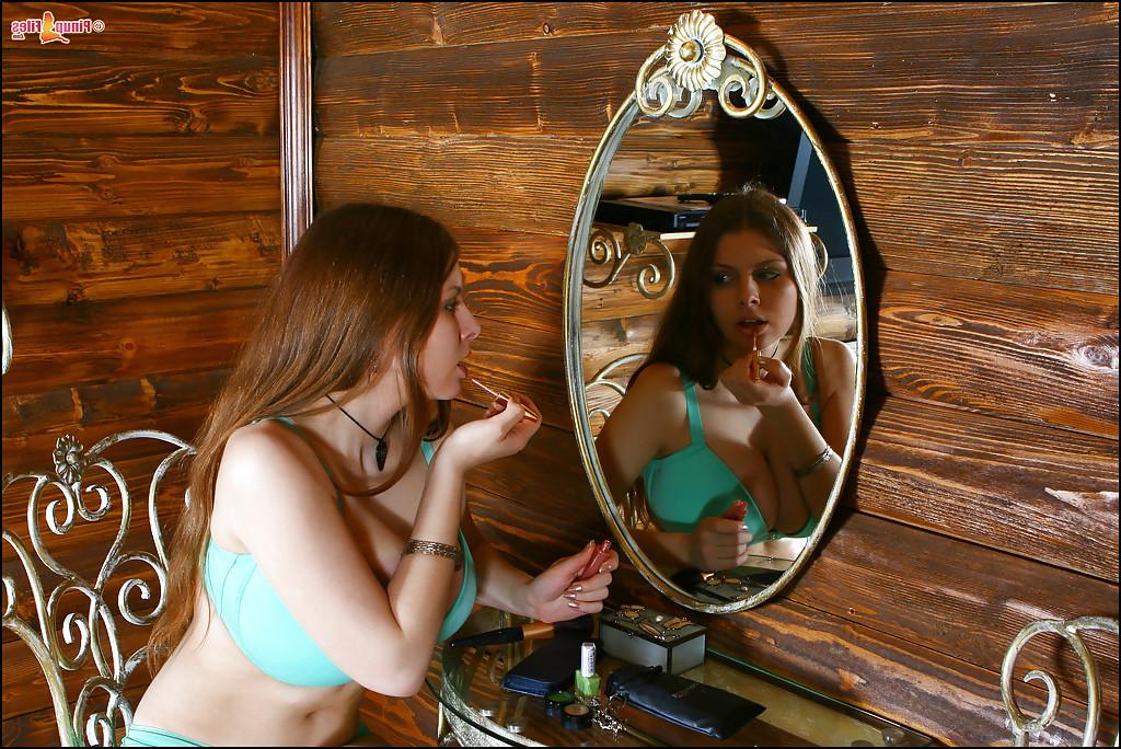 16P Maggie Bliss, une fille solo aux longues jambes, exhibe d'énormes sirènes et un gros cul.
