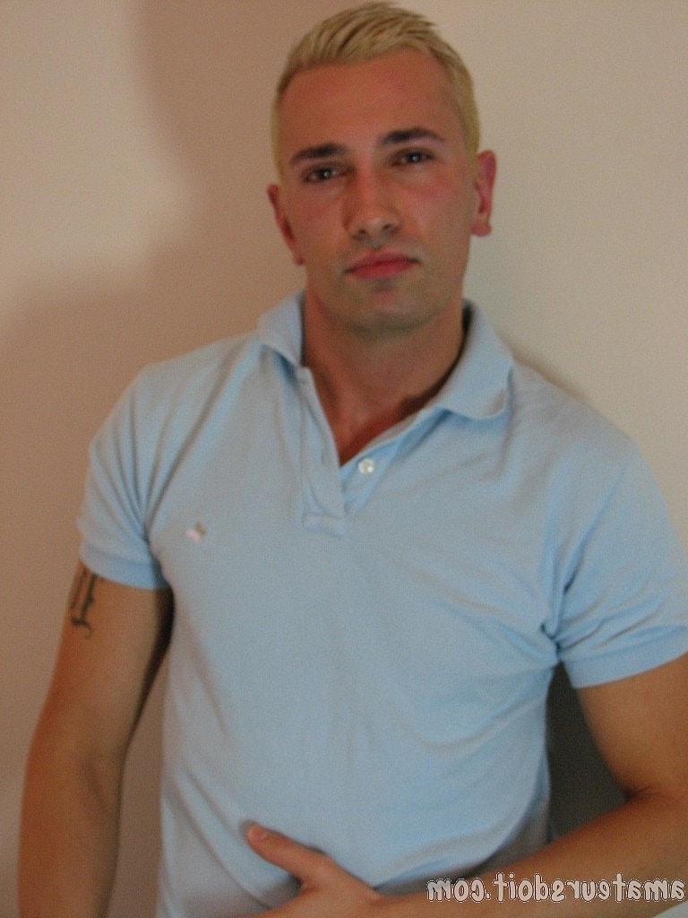 20P Rubio gay amateur se quita los vaqueros y se masturba duro en la cama