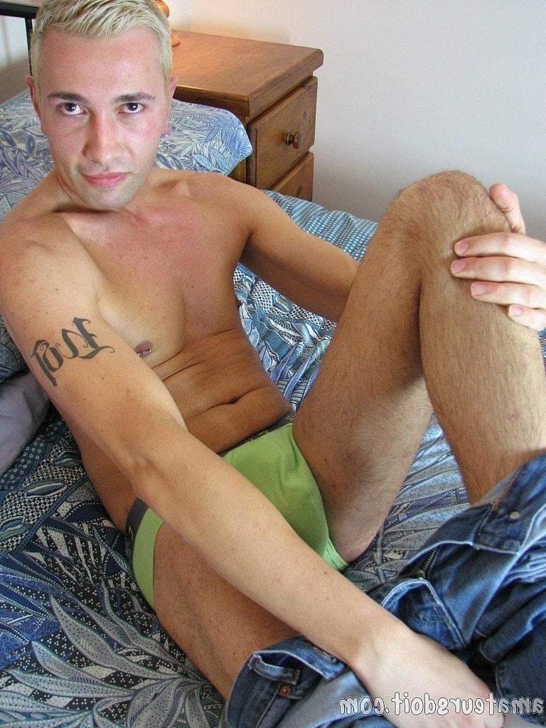 20P Rubio gay amateur se quita los vaqueros y se masturba duro en la cama