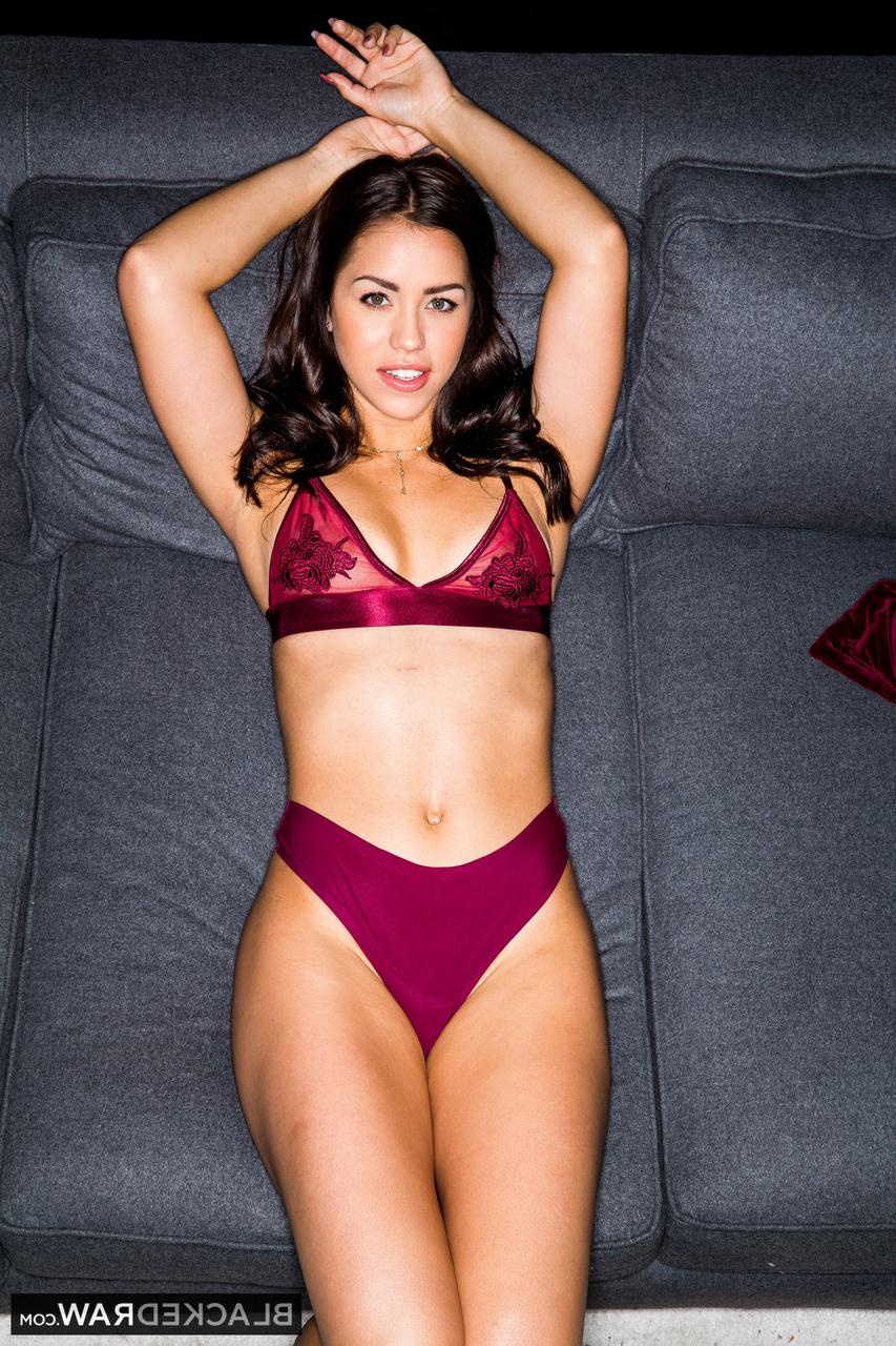 20P A latina sexy Alina Lopez tira a lingerie e fica preta com força