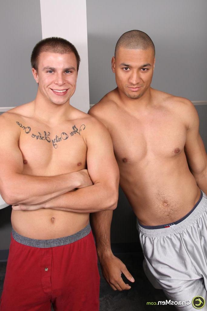 20P Die heißen schwulen Männer Eli Hunter und Darrell lecken und lutschen in einer Gloryhole-Toilette