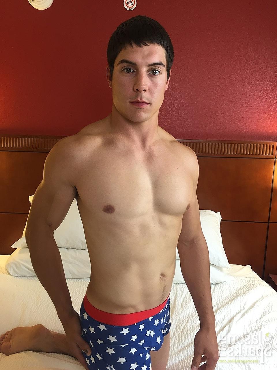 20P Sexy gay americano Kane Hunter revela seus músculos quentes e se masturba