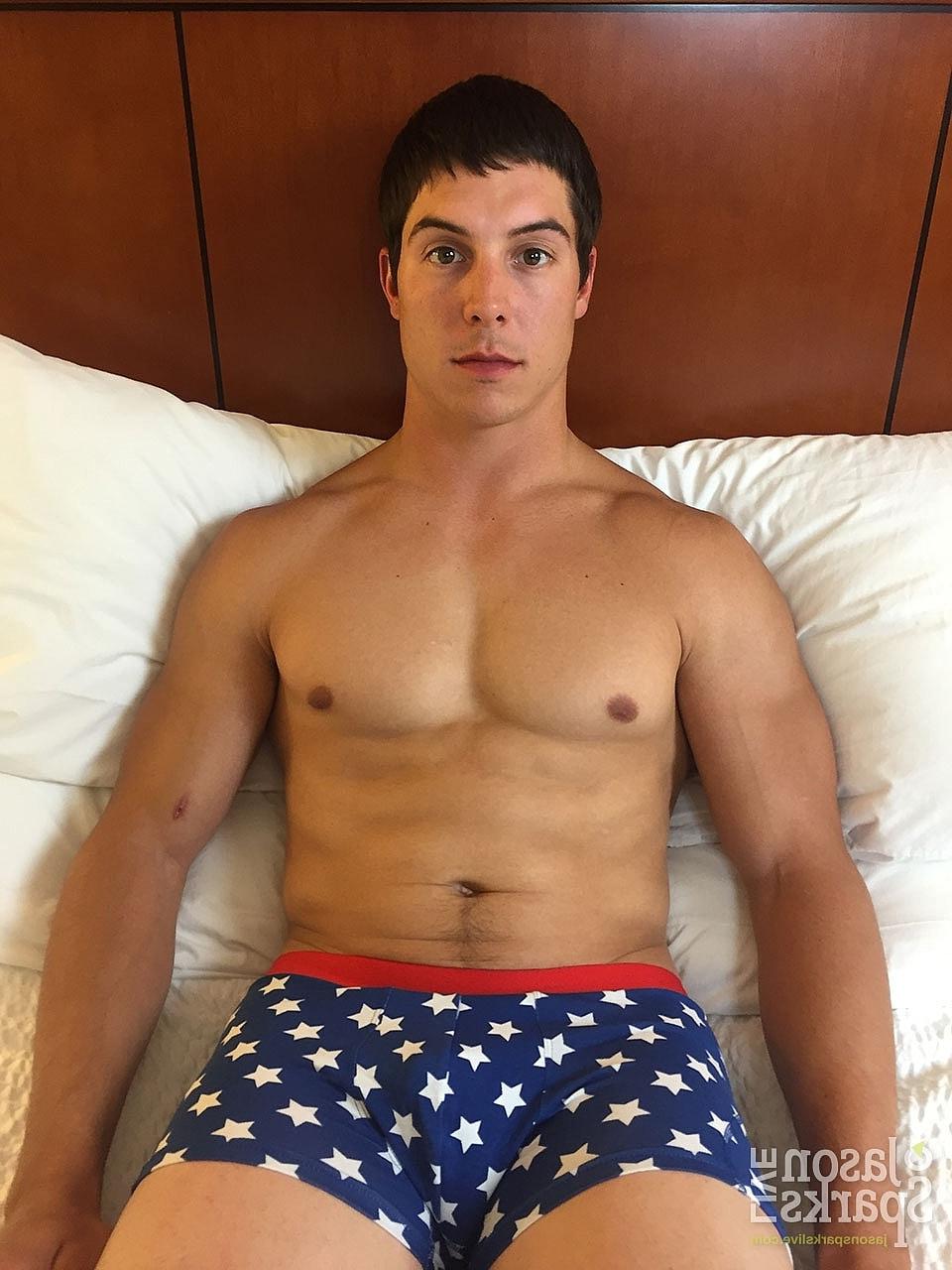 20P Sexy gay americano Kane Hunter revela seus músculos quentes e se masturba