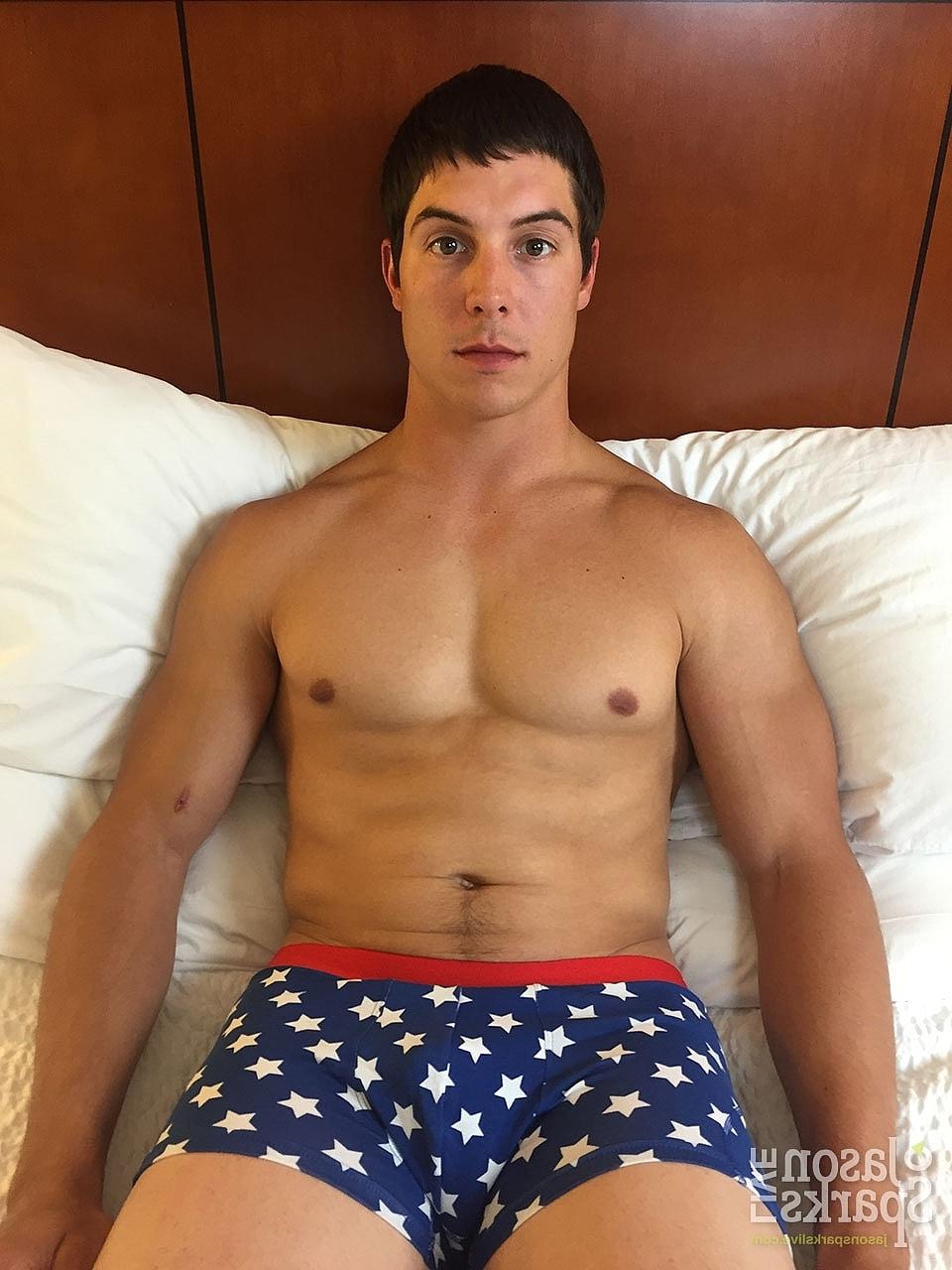 20P Sexy gay americano Kane Hunter revela seus músculos quentes e se masturba