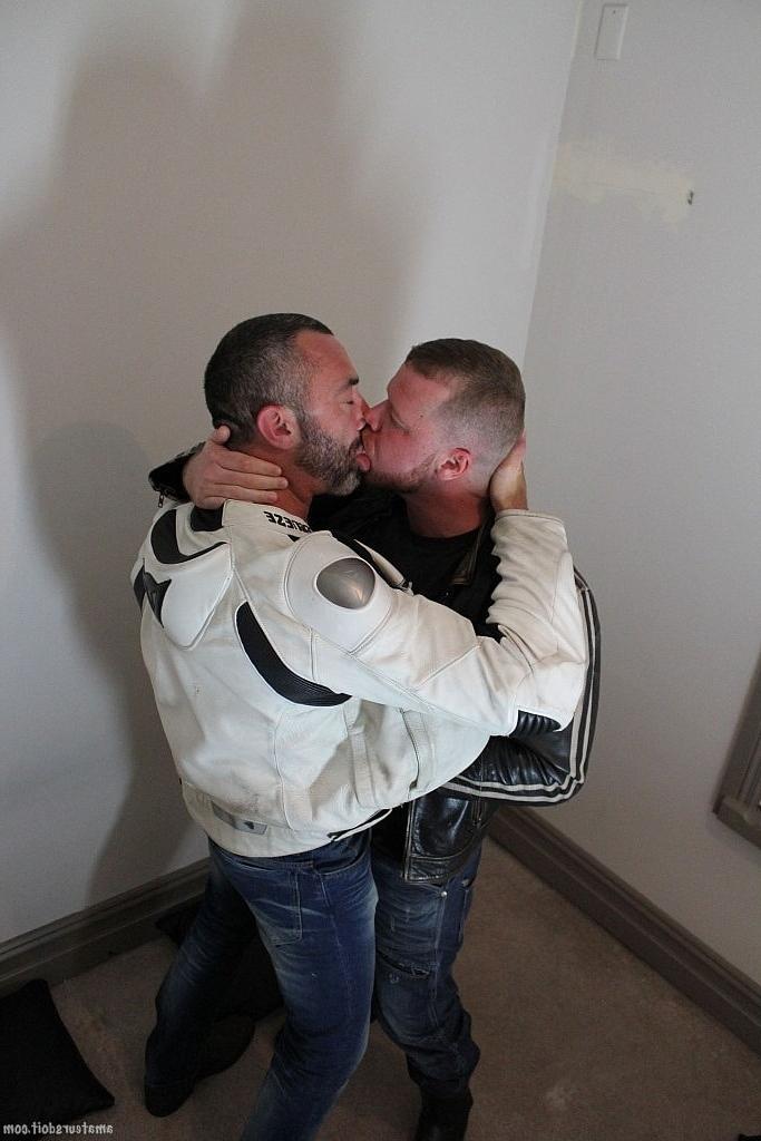 20P Os motociclistas gays amadores Andrew Bare e Drew Ler tiram a roupa e explodem os paus um do outro