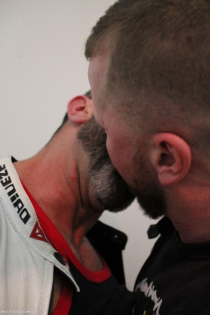 20P Os motociclistas gays amadores Andrew Bare e Drew Ler tiram a roupa e explodem os paus um do outro