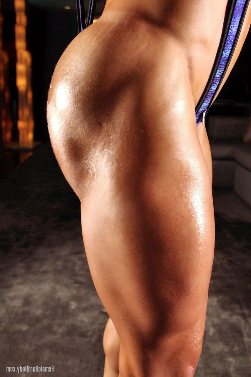 20P Die zierliche Bodybuilderin Brandi Mae verliert ihren Badeanzug und zeigt ihre sexy Muskeln