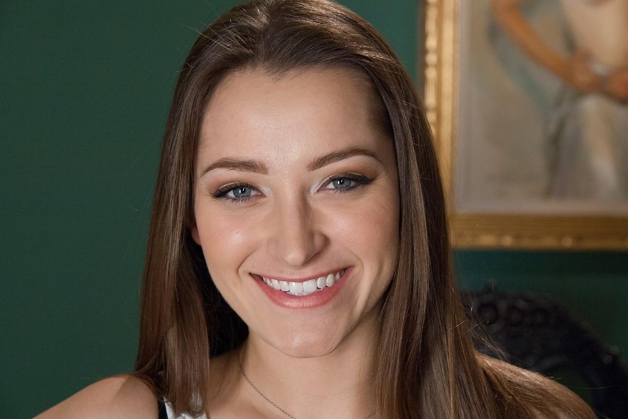 20P A bela Dani Daniels mostra sua bunda de meia-calça e calcinha