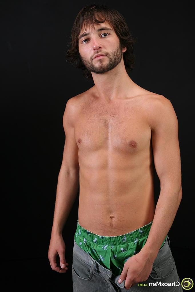 20P El barbudo gay Elijah revela su cuerpo y hace alarde de su gran polla en una cama