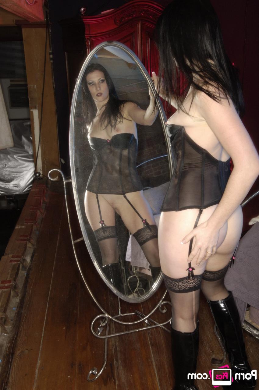 20P Das Glamour-Babe Ariel X zeigt ihre natürlichen Brüste und ihren hervorstehenden Kitzler in Nylons