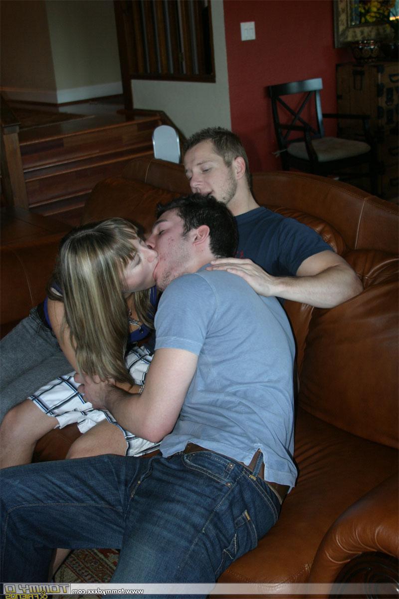 20P Linda loira Jessie Cox fodendo em um 3some com dois caras bissexuais