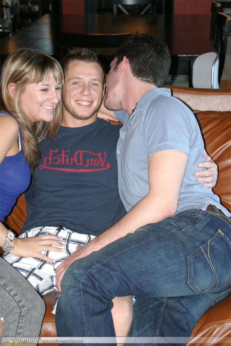 20P Linda loira Jessie Cox fodendo em um 3some com dois caras bissexuais