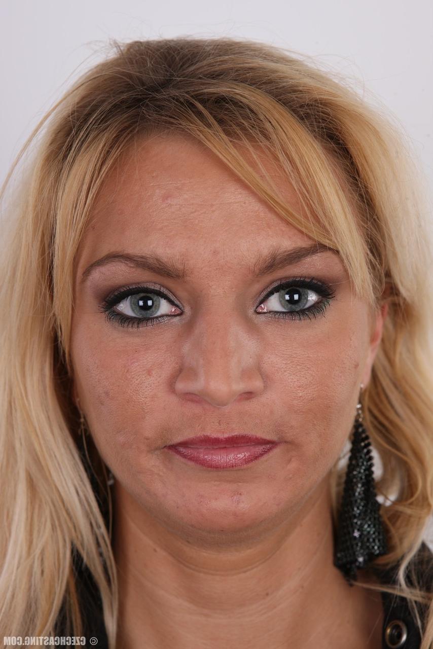 20P La rubia amateur Sona se mantiene erguida y orgullosa mientras se desnuda