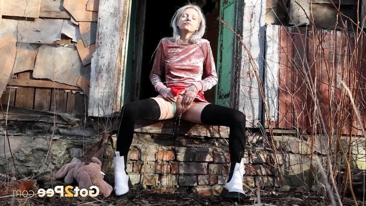 15P Горячая блондинка Вася писает в подъезде ветхого дома