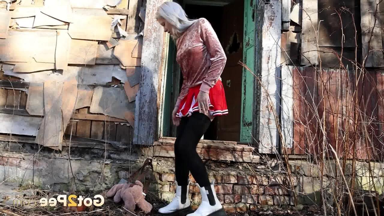 15P Горячая блондинка Вася писает в подъезде ветхого дома