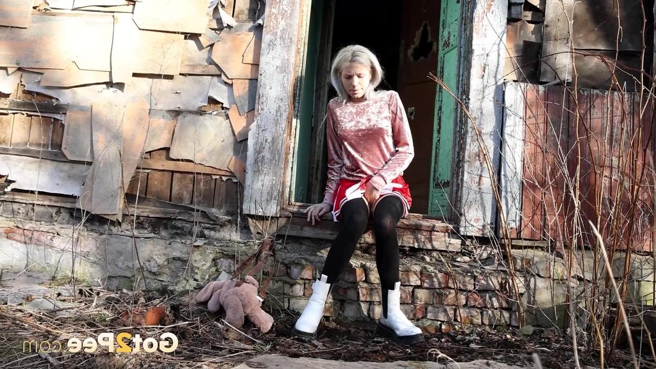 15P Горячая блондинка Вася писает в подъезде ветхого дома