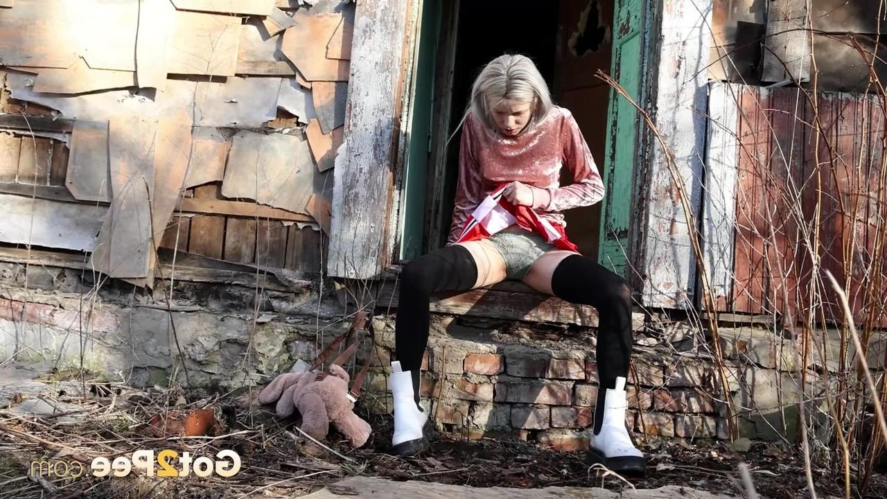 15P Горячая блондинка Вася писает в подъезде ветхого дома