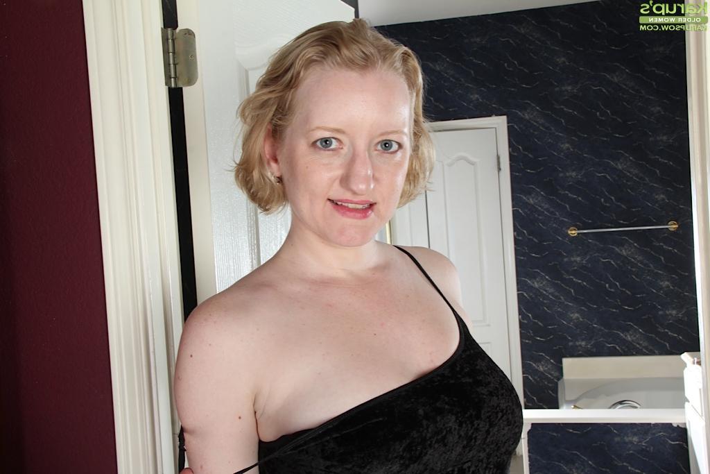 16P Anya Volcov, blonde plus âgée aux cheveux courts, exhibe de gros seins naturels.