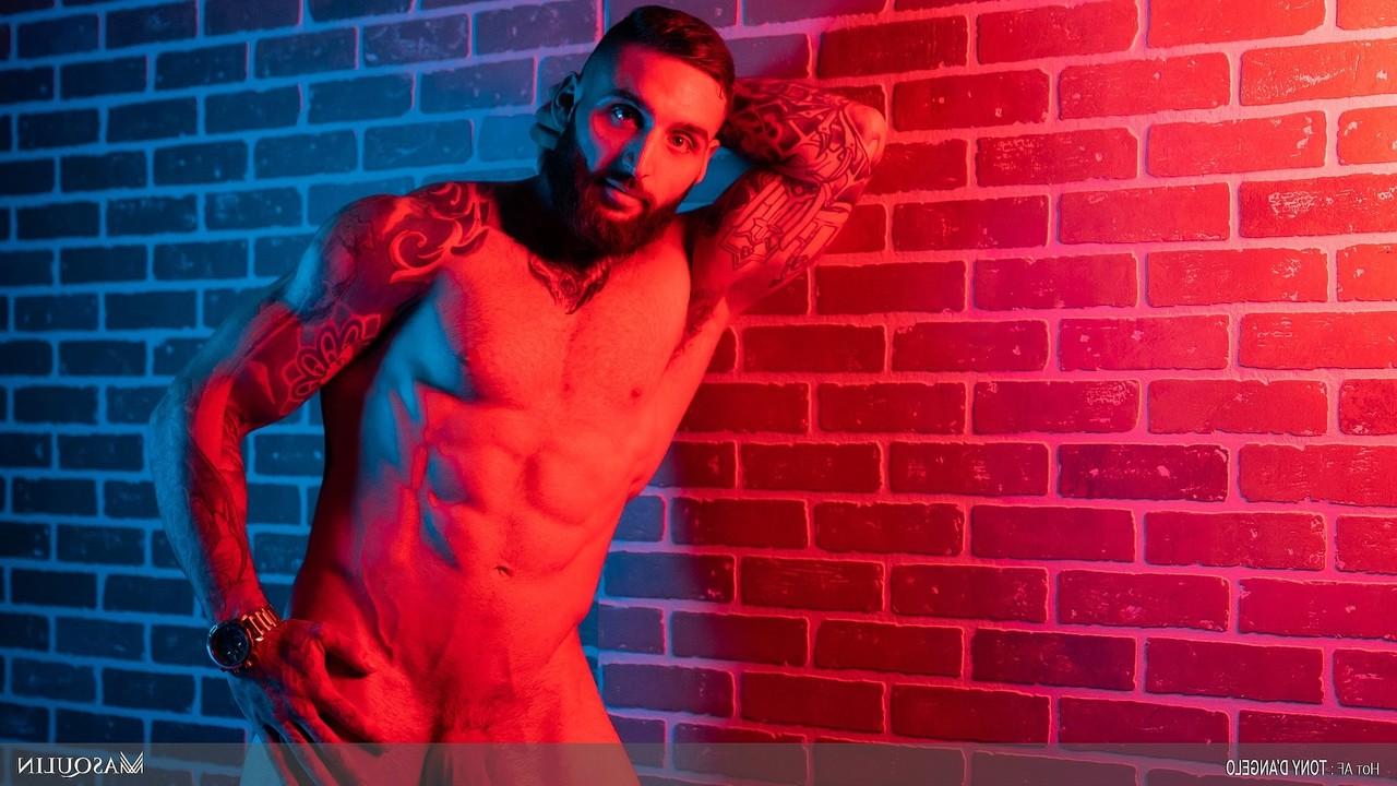 20P Der muskulöse Schwule Tony DAngelo zeigt seinen großen Schwanz, bevor er einen Hintern analysiert