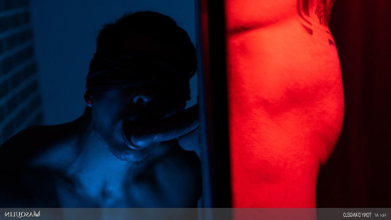 20P Der muskulöse Schwule Tony DAngelo zeigt seinen großen Schwanz, bevor er einen Hintern analysiert