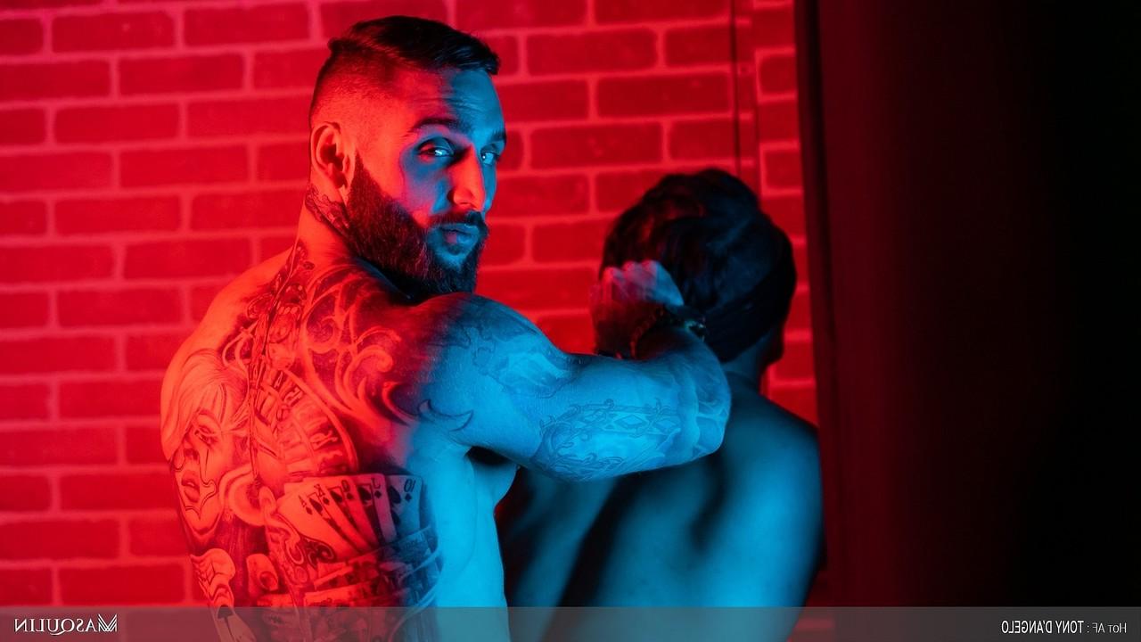 20P Der muskulöse Schwule Tony DAngelo zeigt seinen großen Schwanz, bevor er einen Hintern analysiert
