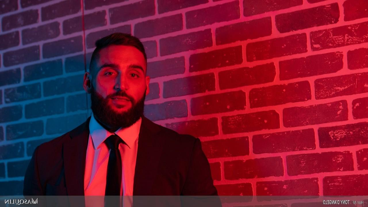 20P Der muskulöse Schwule Tony DAngelo zeigt seinen großen Schwanz, bevor er einen Hintern analysiert