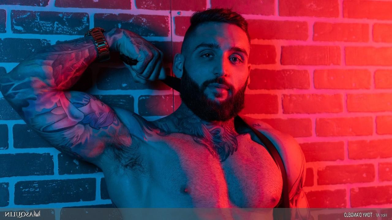 20P Der muskulöse Schwule Tony DAngelo zeigt seinen großen Schwanz, bevor er einen Hintern analysiert