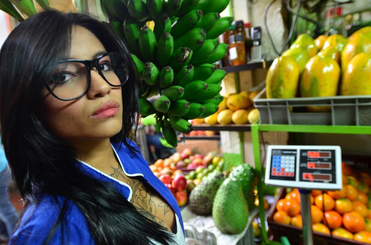 15P Une Latina tatouée tentante mange et lèche une banane de manière provocante en public