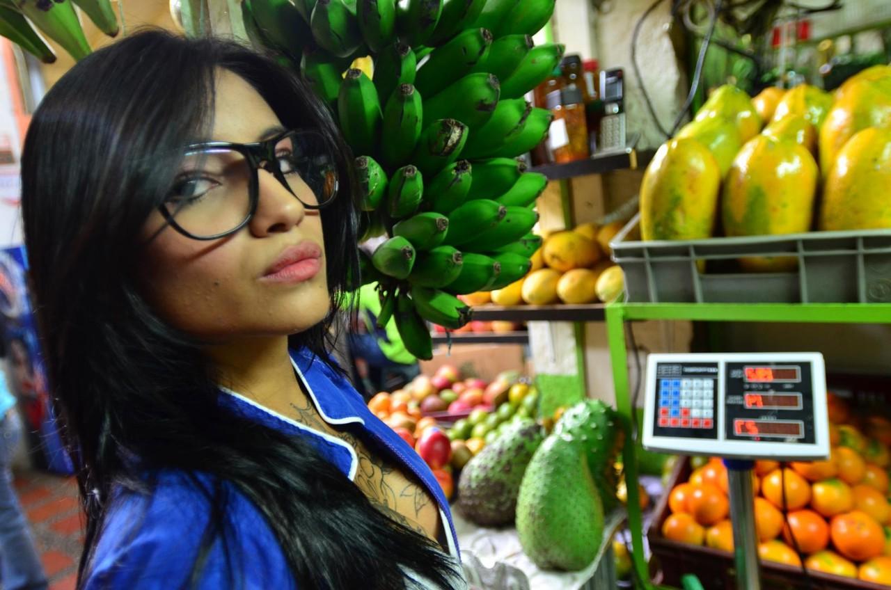 15P Une Latina tatouée tentante mange et lèche une banane de manière provocante en public