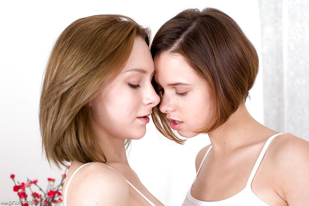 16P Adolescente lésbica amadora Dila e Edita se excitam muito