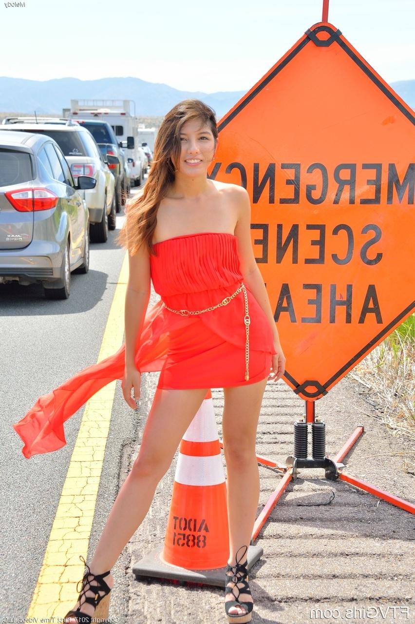20P Bombón natural con un vestido largo rojo Melody mostrando su coño calvo en público