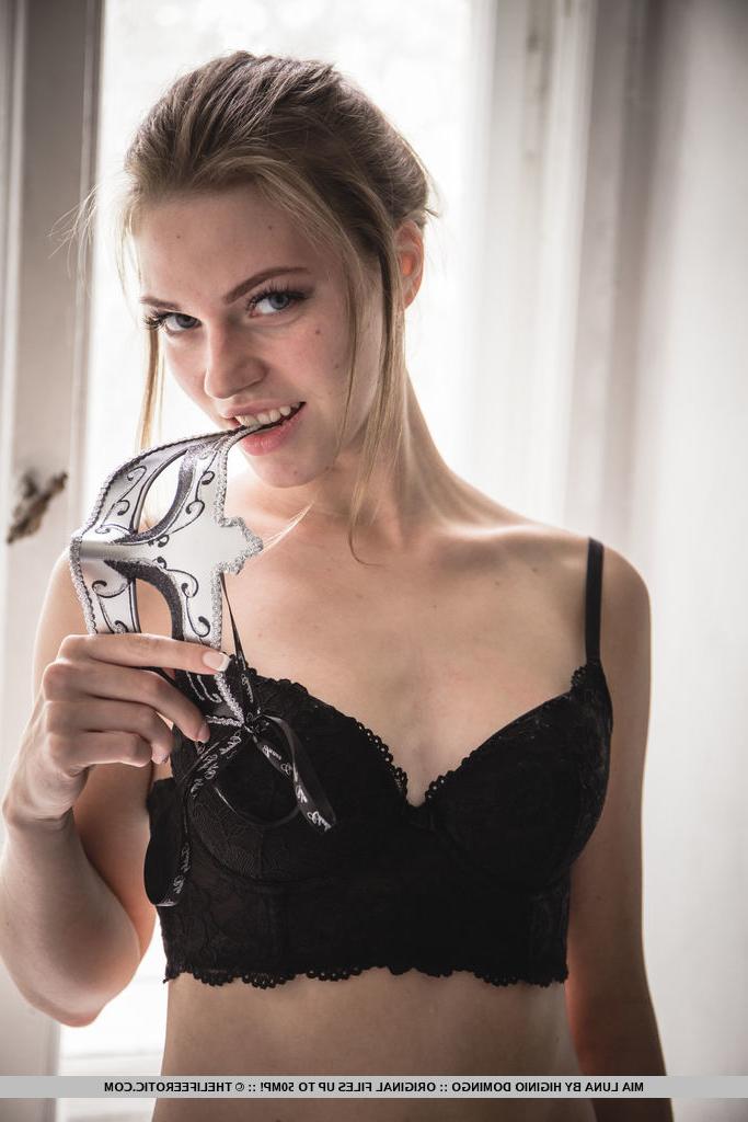 16P La belle jeune Mia Luna enlève son masque après avoir taquiné sa chatte avec une cravache.