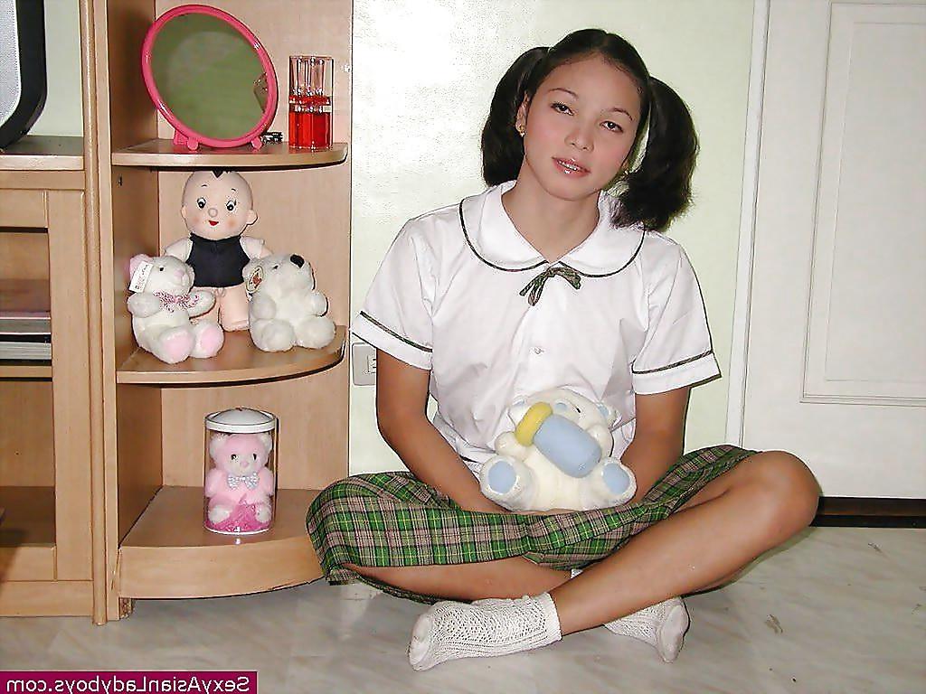 12P Hübscher Ladyboy mit Zöpfen und hübschem Rock aus sexy Höschen