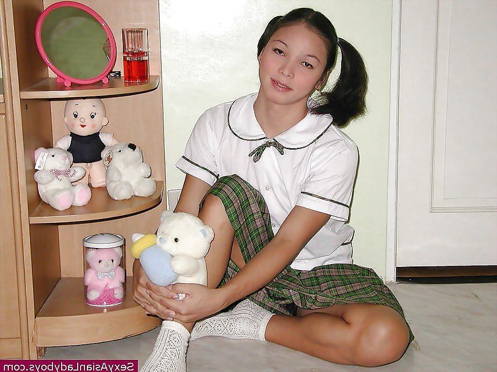 12P Hübscher Ladyboy mit Zöpfen und hübschem Rock aus sexy Höschen