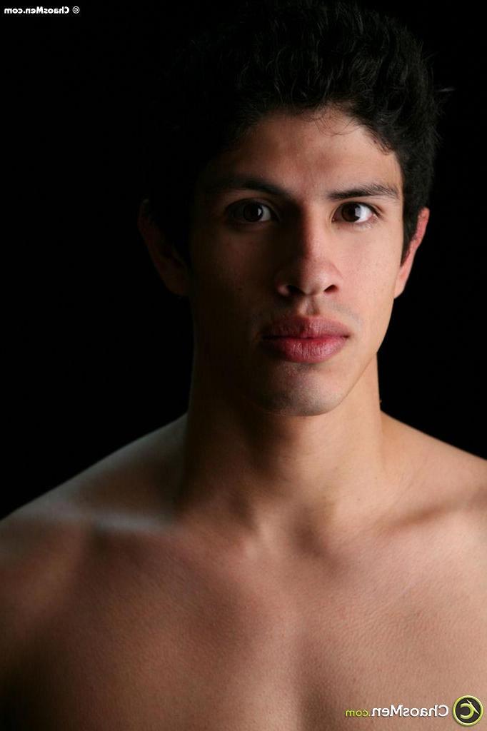 20P El joven latino gay Marcus se desnuda y masajea su gran polla peluda