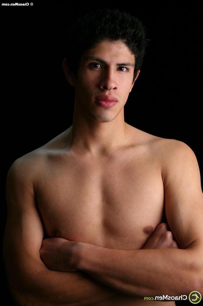 20P El joven latino gay Marcus se desnuda y masajea su gran polla peluda