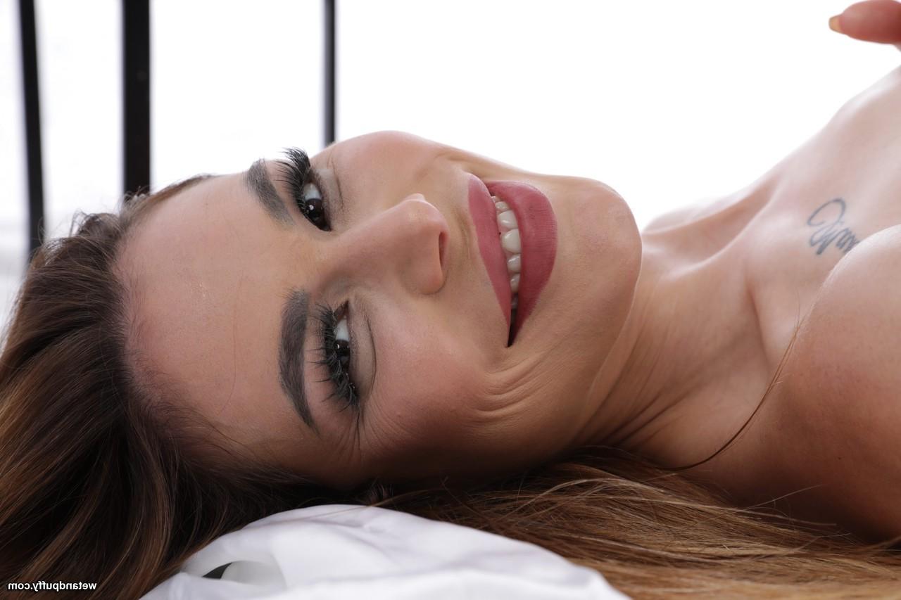 20P A pequena tcheca Jessica Bell brinca com sua deliciosa buceta raspada de perto