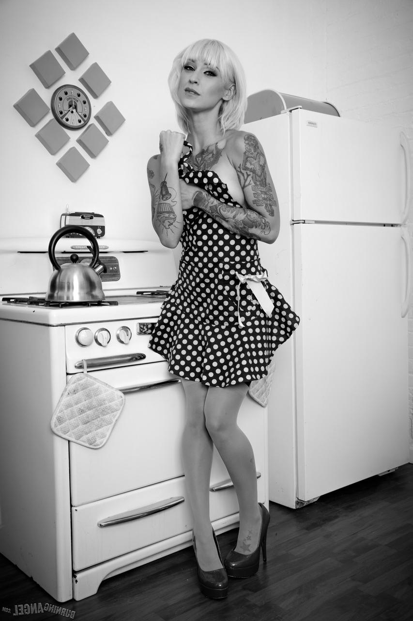 17P La remarquable blonde Kleio Valentien se masturbe dans la cuisine