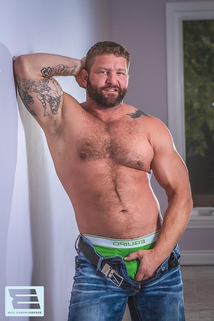 20P El exjugador de rugby gay Colby lame y folla el culo del periodista Mickael Storm