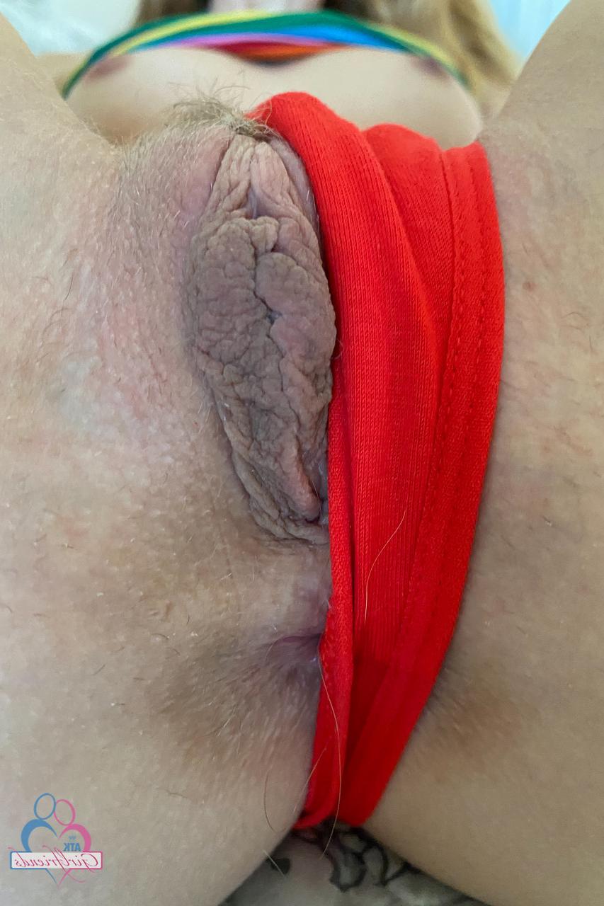 20P A namoradinha amadora Riley Star mostra sua bunda grande e buceta úmida de perto